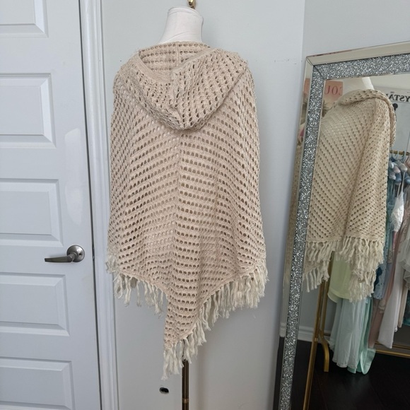 Aerie Cream Knit Poncho Sweater with Fringe oversized shimmer XS boho Beachy - Picture 4 of 5